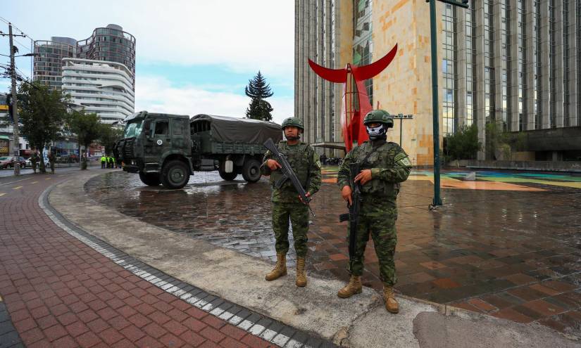 Dos soldados ubicados en la intersección de las avenidas Amazonas y Eloy Alfaro.
