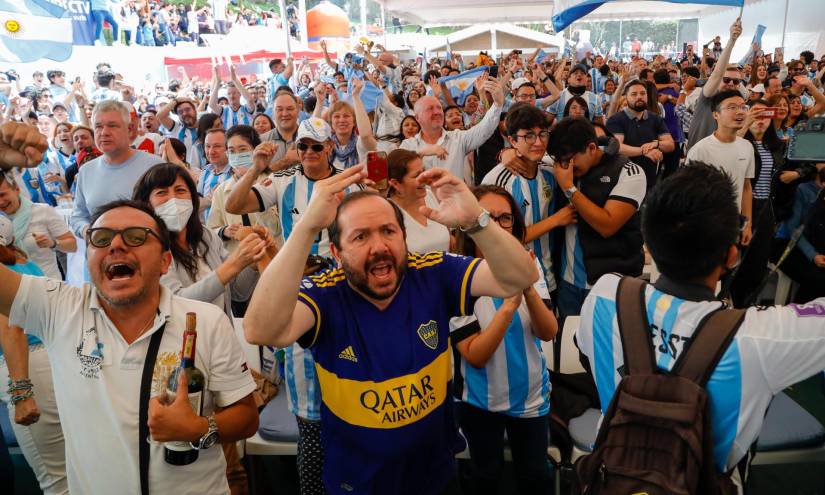 Argentinos residentes en Ecuador celebran el triunfo de Argentina como campeones de la Copa Mundial de la FIFA Qatar 2022, mientras observan la transmisión del partido final contra Francia.