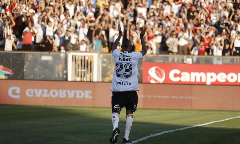 El centrocampista internacional Arturo Vidal aterriza en helicóptero durante su presentación como nuevo jugador de Colo-Colo