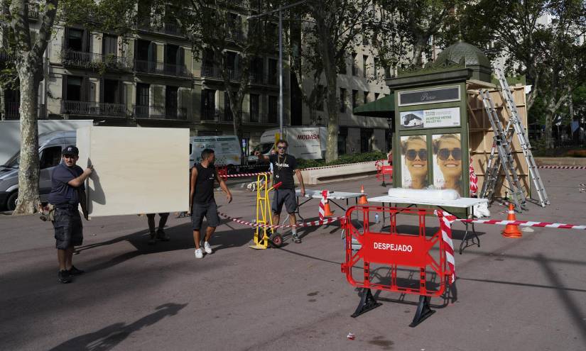 Operarios desmontan los decorados de la serie The Crown en los Jardines de Gracia en Barcelona tras ser cancelado el rodaje de las escenas que iban a grabarse allí, con motivo de la muerte de la reina Isabel I