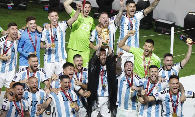 GR7123. LUSAIL (CATAR), 18/12/2022.- Lionel Messi y Jugadores de Argentina celebran con trofeo de la Copa Mundial de Fútbol Qatar 2022 hoy, tras la final ante Francia en el estadio de Lusail (Catar). EFE/ Alberto Estevez