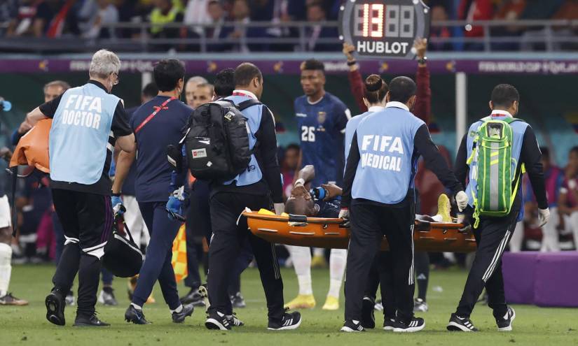 Enner Valencia de Ecuador sale lesionado hoy, en un partido de la fase de grupos del Mundial de Fútbol Qatar 2022 entre Países Bajos.