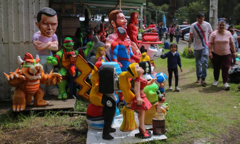 Los monigotes que se comercializan en el parque La Carolina, norte de Quito.