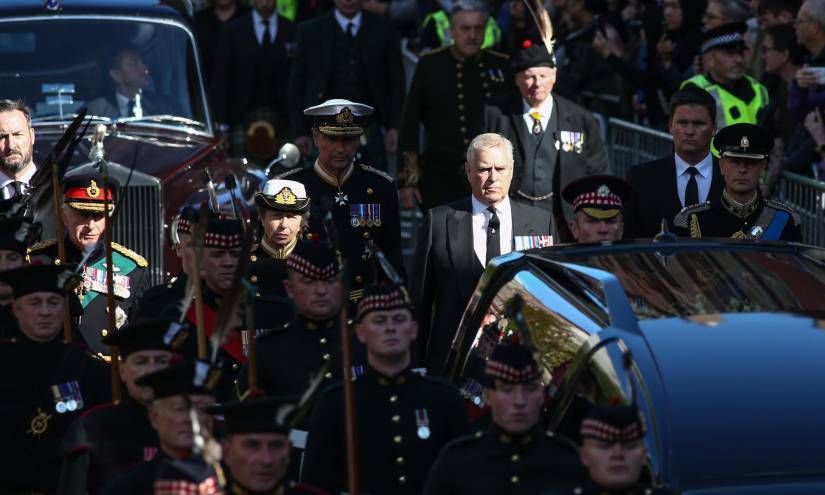 Parte de la familia real británica acompaña el féretro de Isabel II en la procesión que lleva el cuerpo de la difunta reina desde el Palacio de Holyroodhouse a la Catedral de St Giles, en Edimburgo, Escocia.