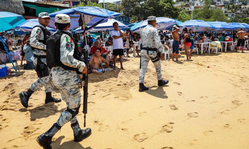Personal del Batallón Turístico de la Guardia Nacional resguardan las playas.