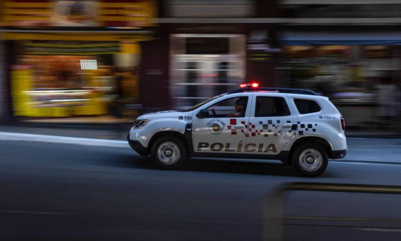 Un carro de la policía vigila las calles, en el centro de la ciudad de Sao Paulo.
