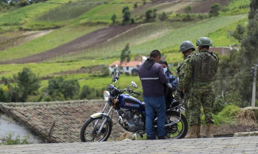 Los soldados ecuatorianos también hacen controles de motocicletas.