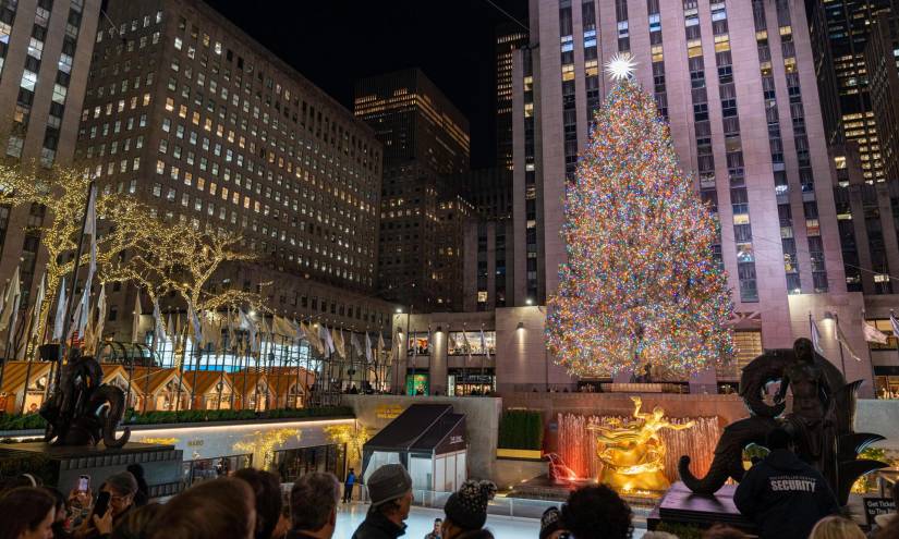 Personas se toman fotos en el tradicional árbol de Navidad del Rockefeller Center en Manhattan, el 15 diciembre de 2023.