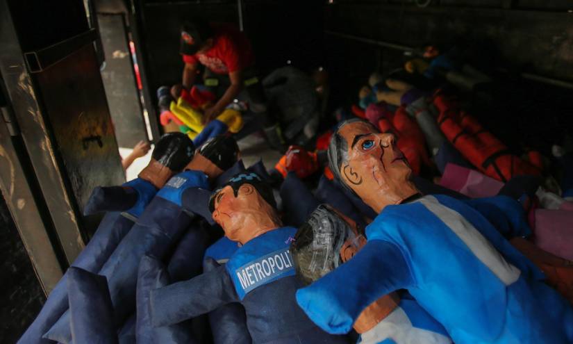 Los muñecos listos para la venta en Quito.