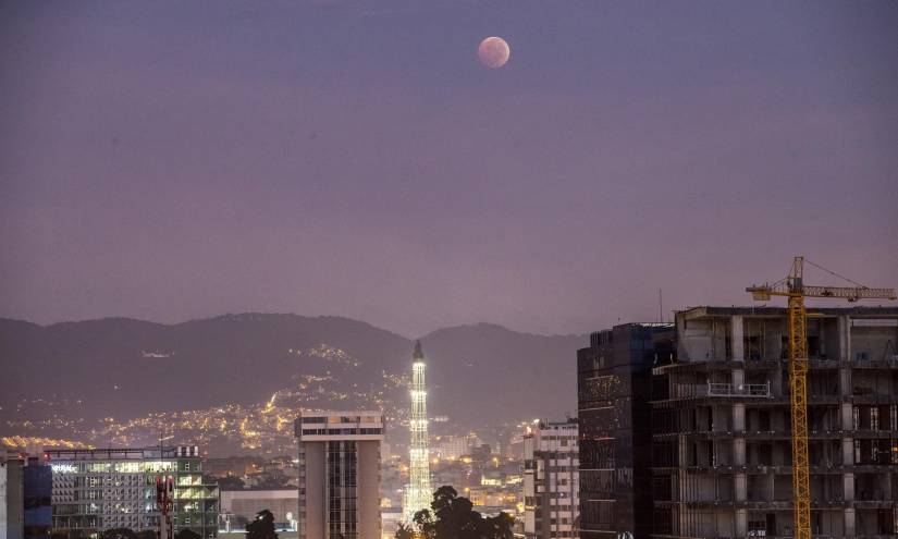 Eclipse lunar fue captado desde varias ciudades del mundo