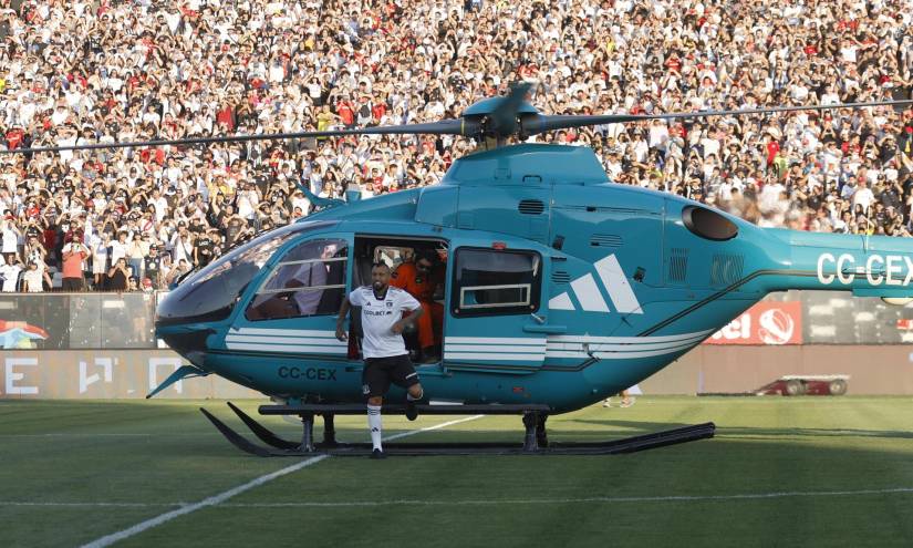 El centrocampista chileno Arturo Vidal aterriza en helicóptero durante su presentación como nuevo jugador de Colo-Colo