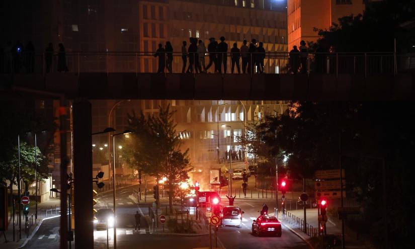 Imágenes que muestran los enfrentamientos contra la policía por parte de manifestantes en París.