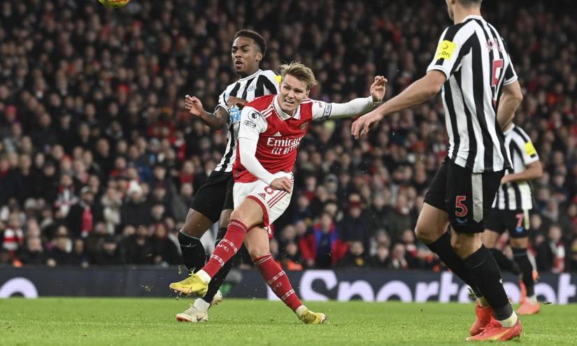 El ofensivo noruego del Arsenal Martin Odegaard remata a puerta pero no logra vencer al guardameta del Newcastle Pope.