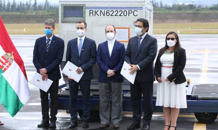 Funcionarios de Ecuador y de Hungría durante la entrega de dosis de vacuna contra el covid-19.