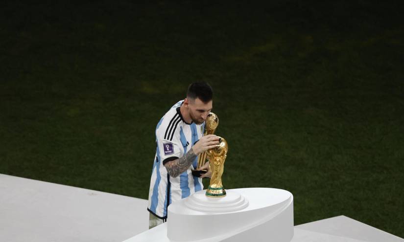 Lionel Messi de Argentina toca el trofeo hoy, tras ganar la final del Mundial de Fútbol Qatar 2022 entre Argentina y Francia en el estadio de Lusail (Catar). EFE/ Alberto Estevez