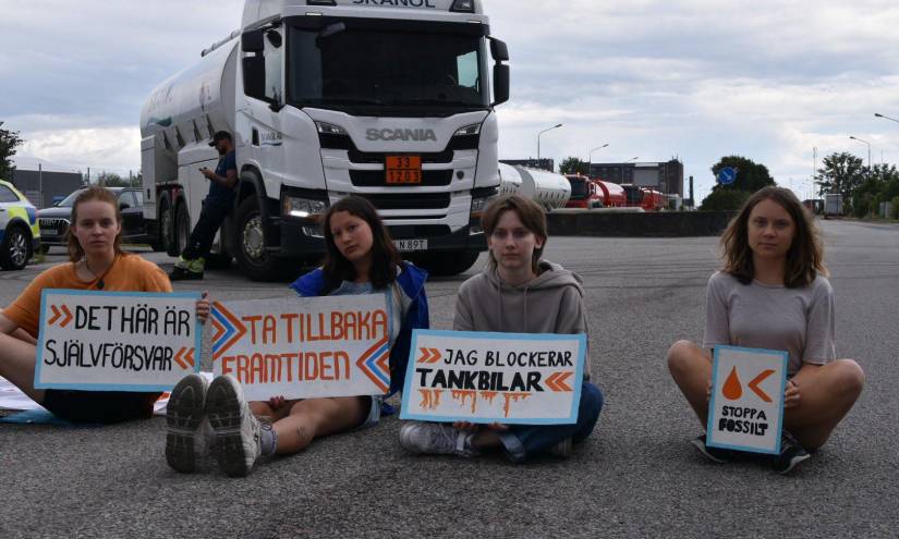 Greta y otros activistas bloqueando el paso a los camiones petroleros.