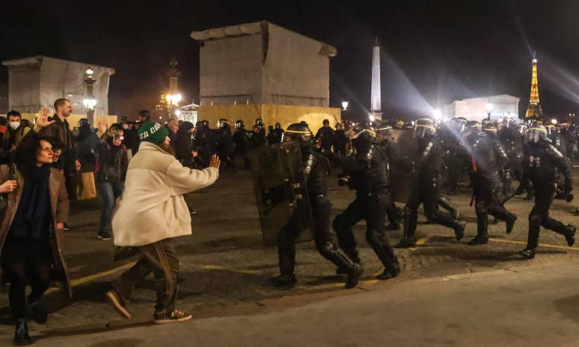 Enfrentamientos entre manifestantes y la fuerza pública en Francia.
