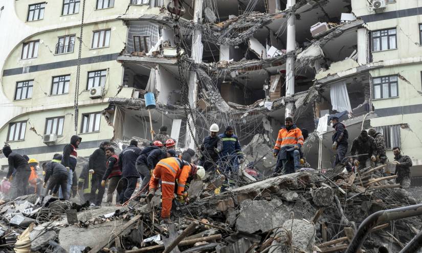 Personal de emergencias buscan supervivientes entre los escombros de un edificio derruido, este lunes en Diyarbakir (Turquía).