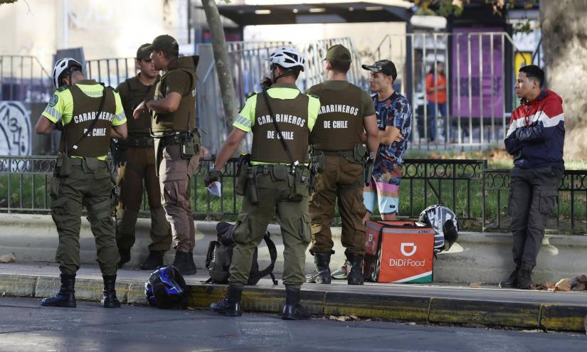 Carabineros requisan a ciudadanos en Santiago de Chile.