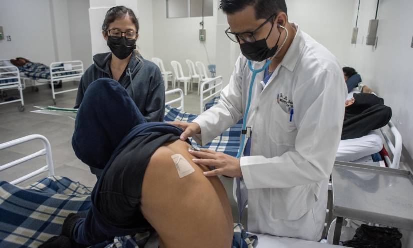 Un joven consumidor de drogas es atendido en el Hospital Municipal Bicentenario en Guayaquil, Ecuador, el 4 de septiembre del 2023.