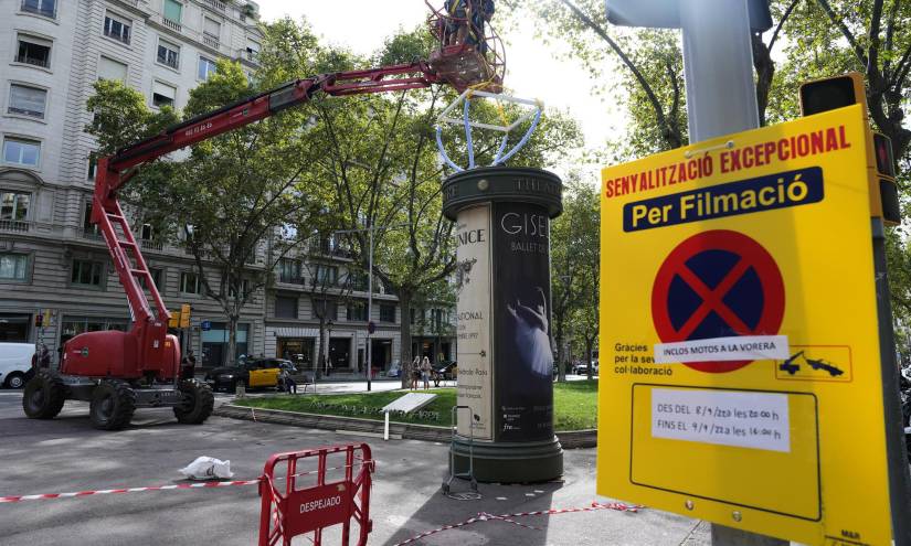 Operarios desmontan los decorados de la serie The Crown en los Jardines de Gracia en Barcelona tras ser cancelado el rodaje de las escenas que iban a grabarse allí, con motivo de la muerte de la reina Isabel II.