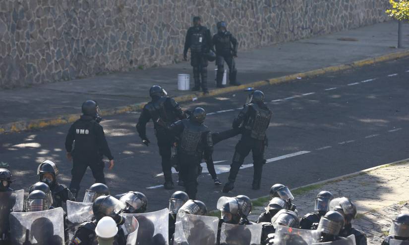 Paro en Ecuador: seis policías heridos tras enfrentamientos en la Asamblea