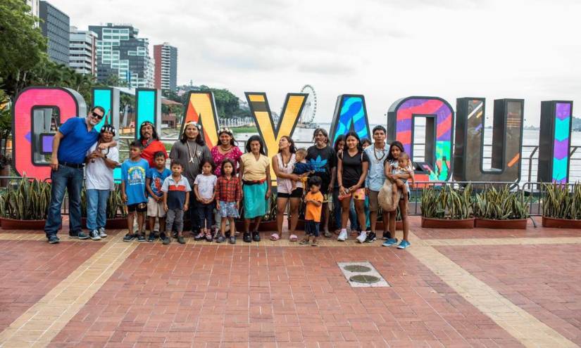 Imagen facilitada por el Municipio de Guayaquil sobre la visita de indígenas Waorani a la ciudad.