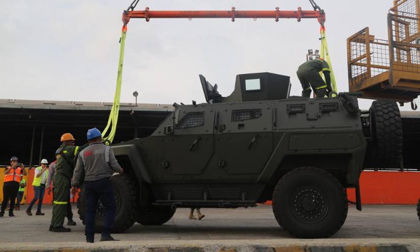 Imagen de uno de los carros blindados turcos que llegó a Ecuador.