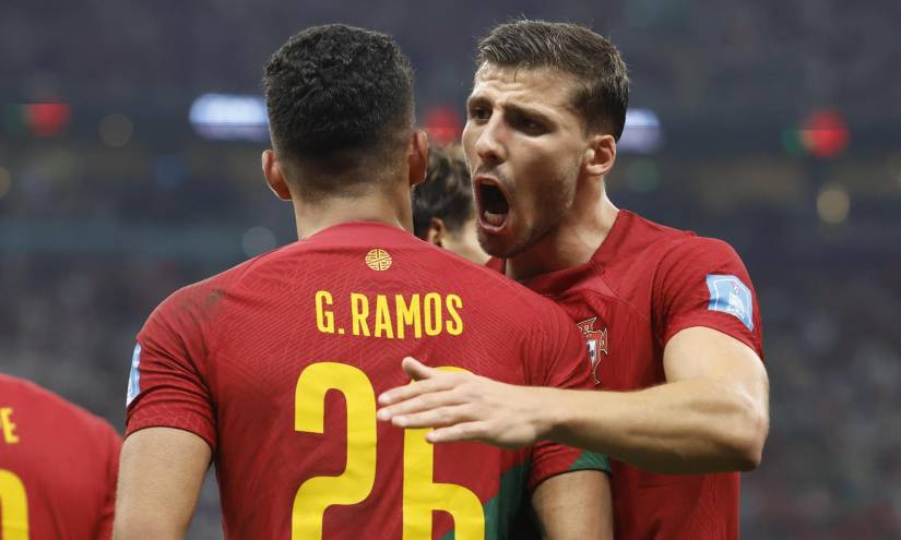 Rúben Dias, zaguero de Portugal y del Manchester City, felicita a Ramos luego de marcar un triplete ante Suiza.