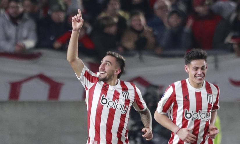Mauro Méndez (i) de Estudiantes, anotó dos goles contra Barcelona.