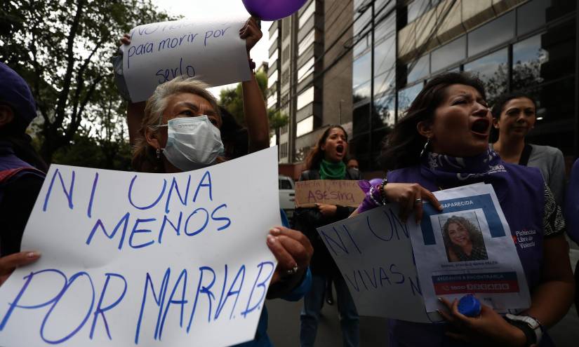 Fotografía de archivo de mujeres que protestan a las afueras de la Fiscalía de Pichincha tras la desaparición de la abogada María Belén Bernal.