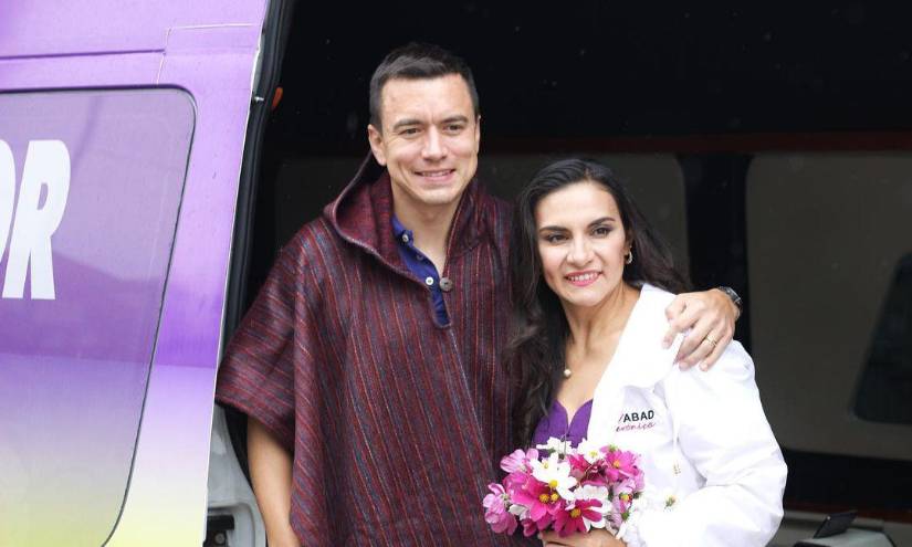 Imagen de Daniel Noboa y Verónica Abad en el mercado de Guaranda, de la provincia de Bolívar, el 25 de junio del 2023.