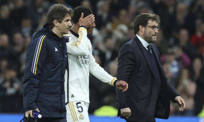 El centrocampista del Real Madrid, Jude Bellingham, abandona el terreno de juego tras caer lesionado