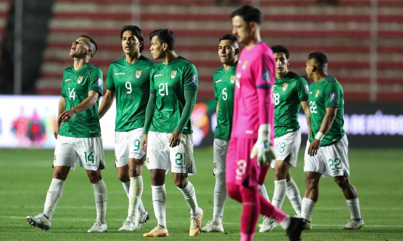Jugadores de Bolivia salen del campo