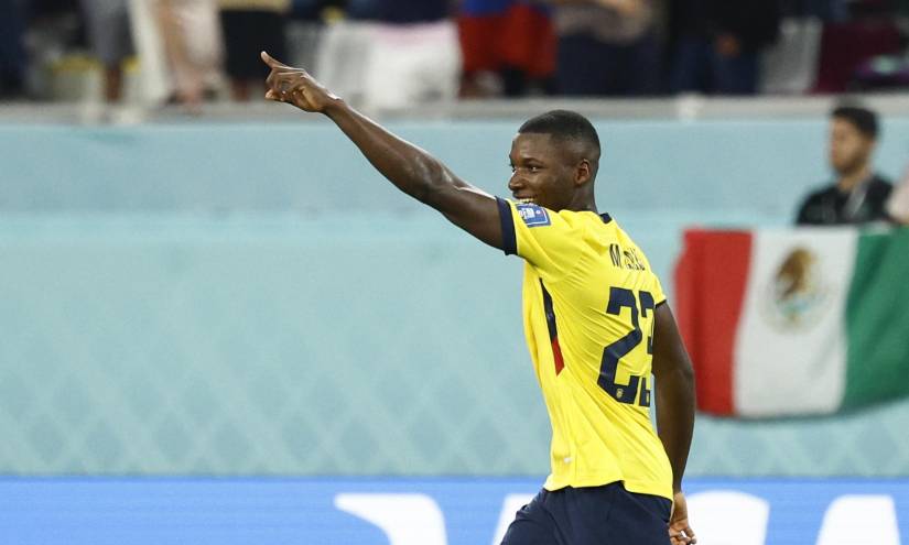 Moisés Caicedo de Ecuador celebran un gol hoy, en un partido de la fase de grupos del Mundial de Fútbol Qatar 2022 entre Ecuador y Senegal en el estadio Internacional Jalifa en Doha (Catar).