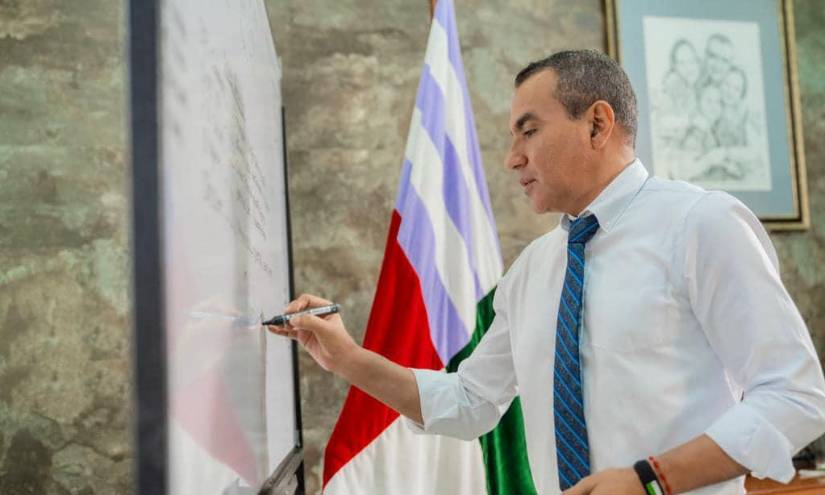 Javier Pincay, en su oficina en la Alcaldía de Portoviejo.