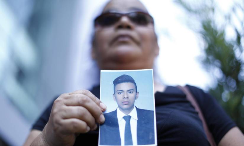 Familiares de personas detenidas bajo el régimen de excepción marcharon para solicitar un diálogo con el comisionado de derechos humanos.