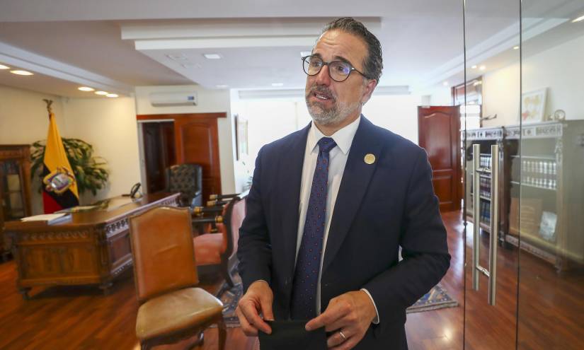El ministro de Relaciones Exteriores de Ecuador, Gustavo Manrique, habla con EFE durante una entrevista.