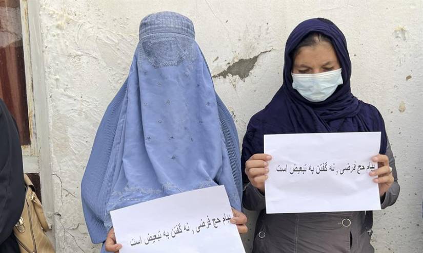 Mujeres afganas protestando por su derecho a la educación.