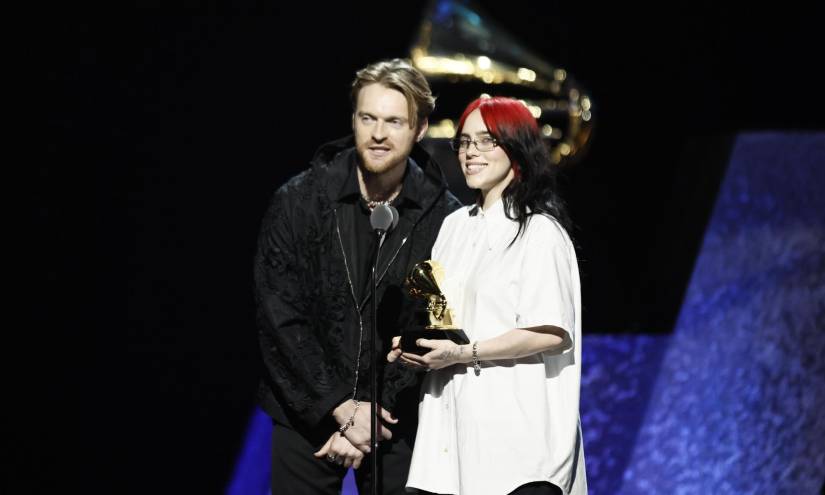 FINNEAS y Billie Eilish aceptan el premio “Canción escrita para medios visuales” por 'What Was I Made For?', en la ceremonia de estreno de la 66ª edición de los Premios Grammy.