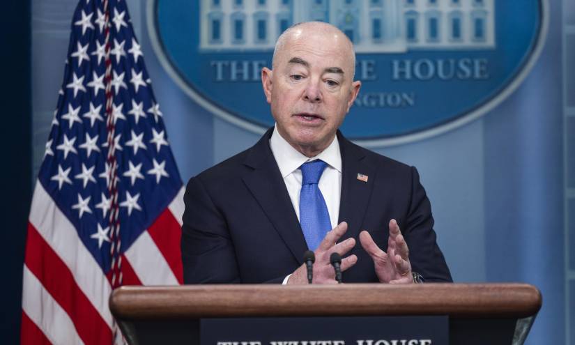 El secretario de Seguridad Nacional, Alejandro Mayorkas, habla en conferencia de prensa en la Casa Blanca, en Washington (EE.UU.), este 11 de mayo de 2023.