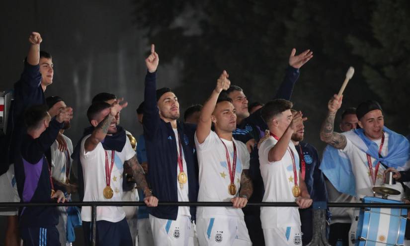 La selección argentina de fútbol, que este domingo se proclamó campeona del mundo en Catar tras vencer en la final a Francia en la tanda de penaltis, ya se encuentra en casa, donde fue recibida por una multitud de aficionados. EFE/ Raúl Martínez