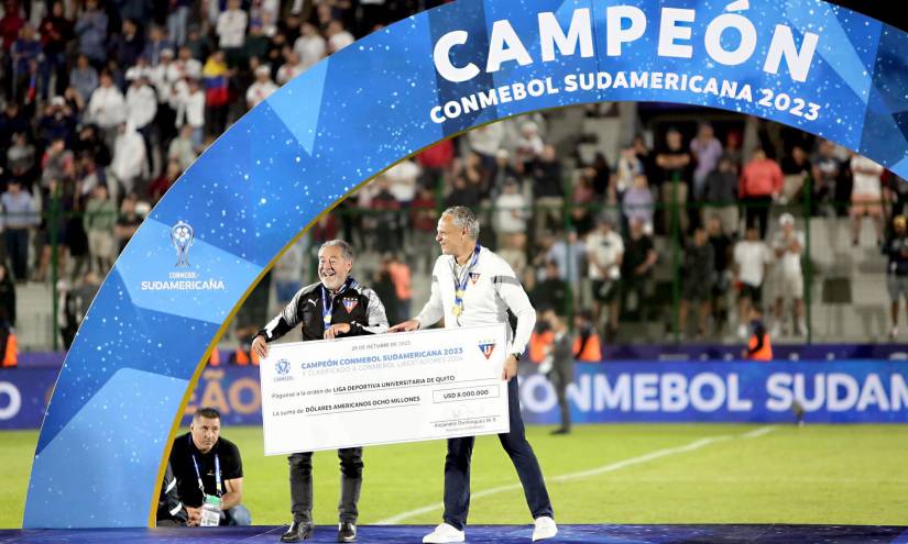 Los directivos de Liga de Quito sujetando el cheque de ocho millones de dólares por ganar la Copa Sudamericana.
