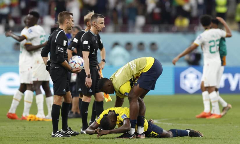 Moisés Caicedo (abajo) de Ecuador reacciona hoy, al final de un partido de la fase de grupos del Mundial de Fútbol Qatar 2022 entre Ecuador y Senegal en el estadio Internacional Jalifa en Doha (Catar).
