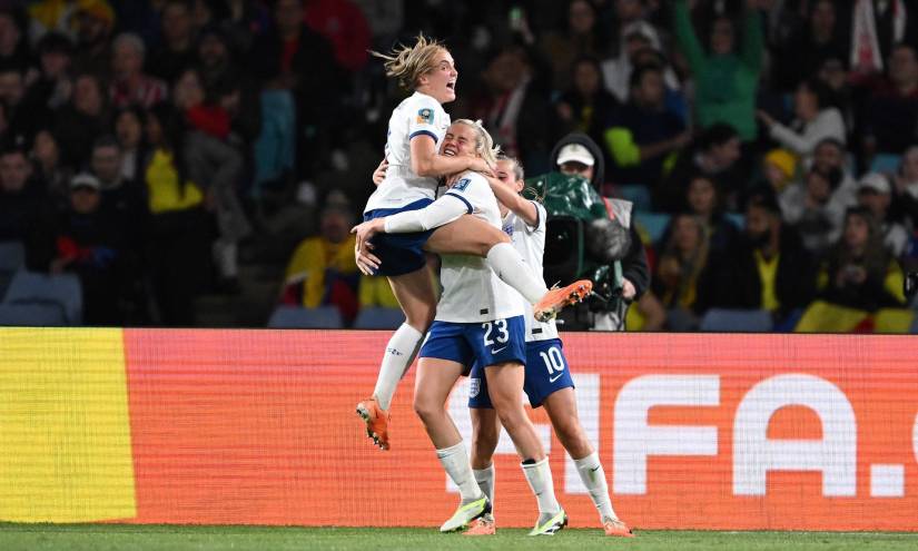 Alessia Russo celebra con sus compñaeras el segundo gol de su selección.