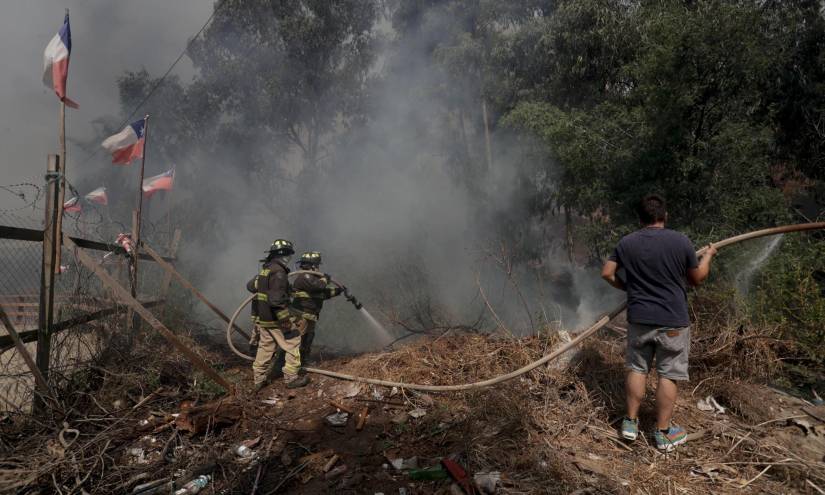 Personas combaten el fuego junto a bomberos en la zona de Las Palmas.