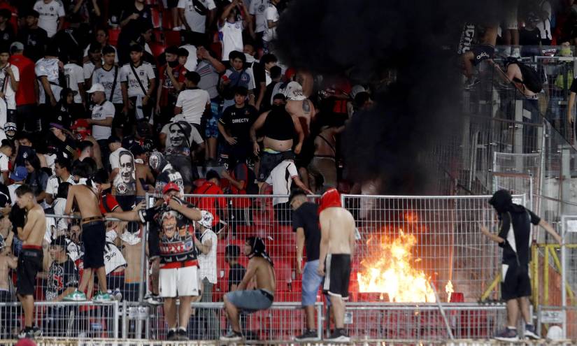 Hinchas de Colo Colo provocan incidentes en la tribuna durante la final de la Supercopa 2024 del fútbol chileno