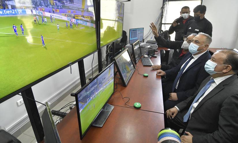 El presidente de la FBF, Fernando Costa (c), en una fotografía de archivo, revisando la implementación del VAR.