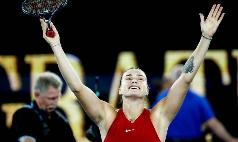 La tenista bielorrusa Aryna Sabalenka celebra su segundo título del Abierto de Australia.