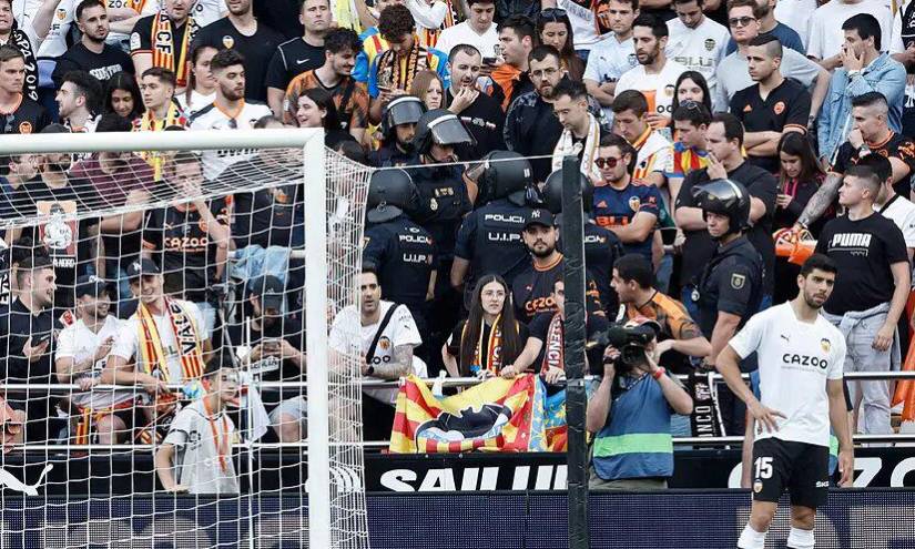 Afición del Valencia de España ene l partido ante el Real Madrid